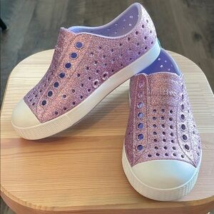 Native Jefferson Toddler C9 slip on Sparkly Purple Kids Shoes great condition
